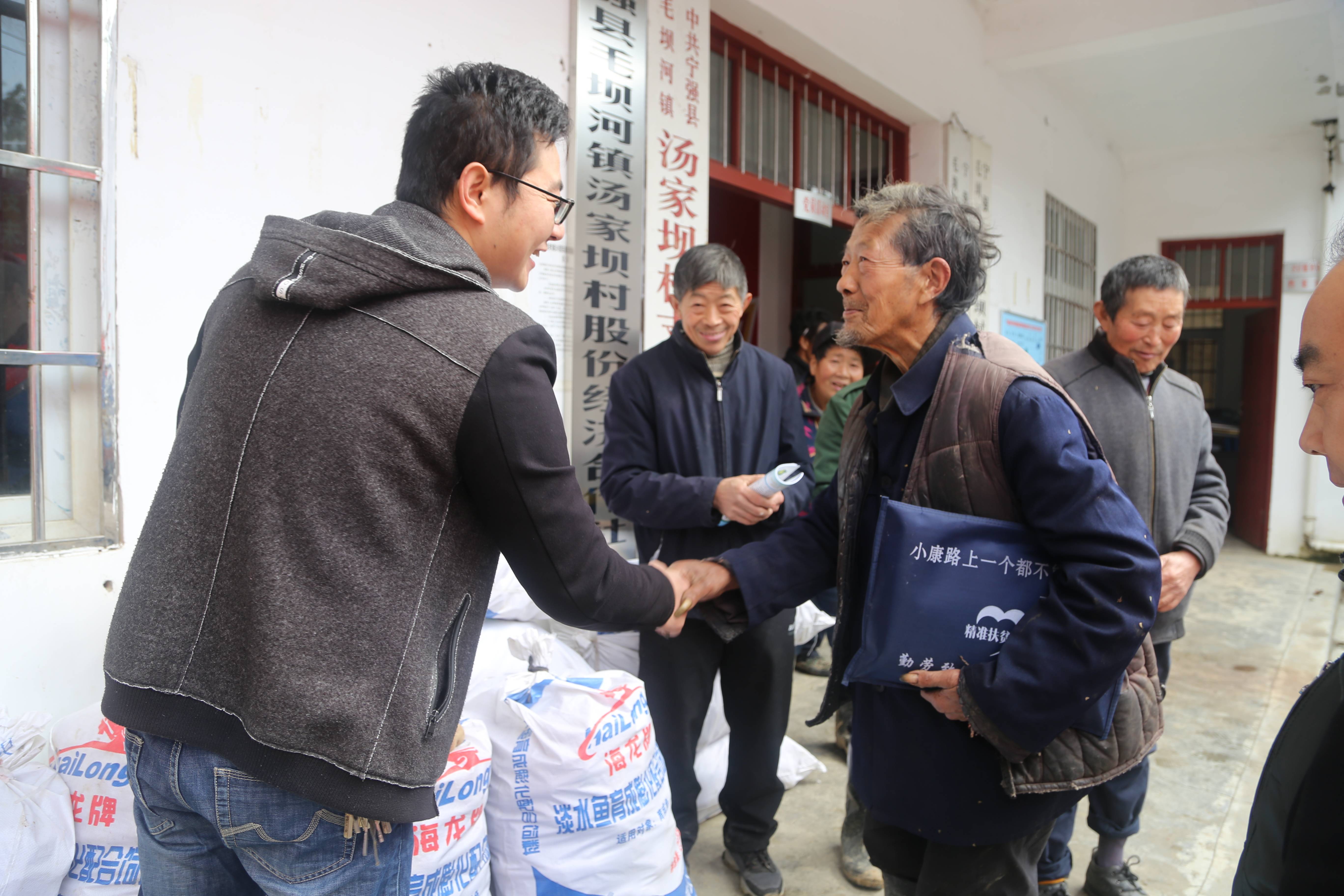 医疗帮扶助健康 职工购物助脱贫 _宁强县