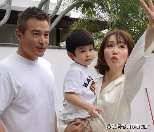 49岁范文芳晒亲子照儿子可爱母亲嫩出水老公满头白发成长辈