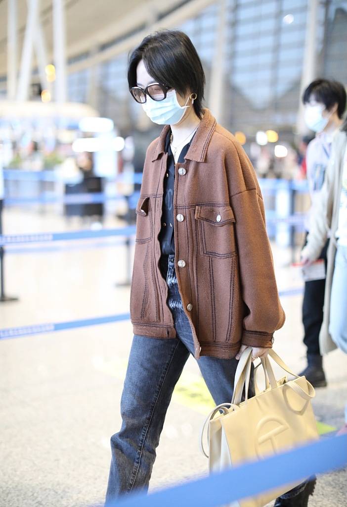 周笔畅金鹰节献唱后离开长沙 现身机场造型帅气