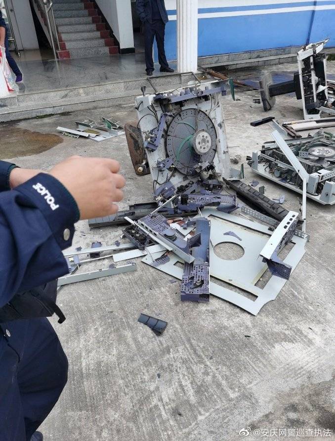 几榔头下去麻将机被陈汉民警砸毁.