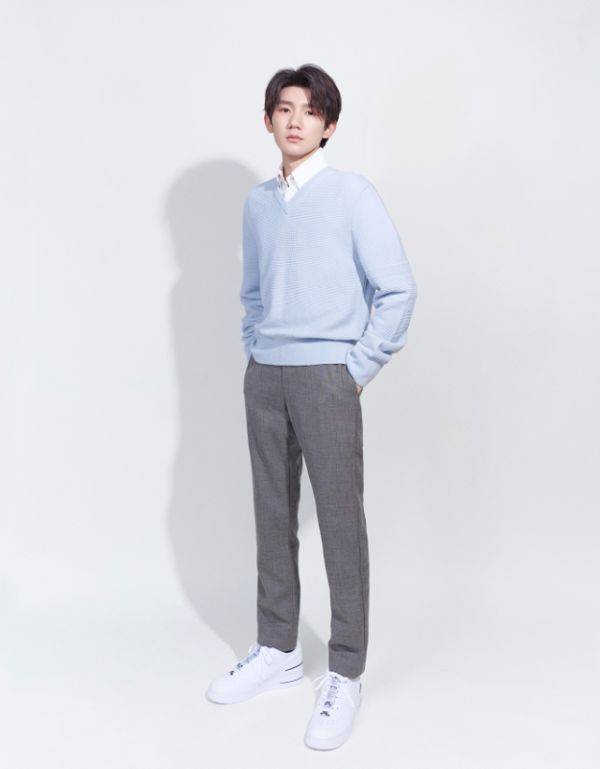 王源的直男坐姿火了双腿呈直角型身高不足1米7别尝试