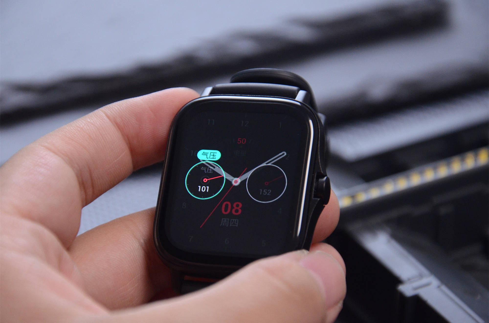 华米amazfit gts 2有些表盘还可以自定义模块,在更换表盘时表盘下方