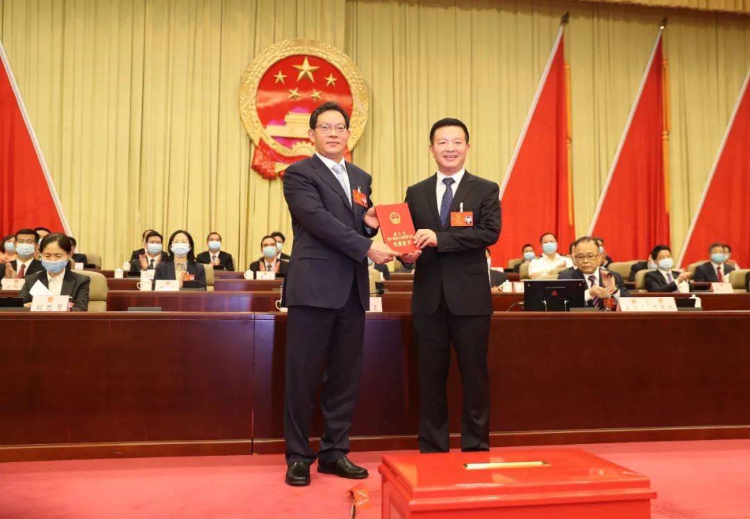 市委书记,市人大常委会主任郑人豪为曾进泽颁发当选证书