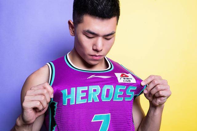 原创山东男篮新秀单防李根力量不吃亏刘毅展现3d潜质