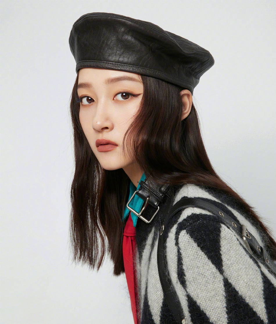 关晓彤运动风大片释出 贝雷帽搭格纹衫青春又时尚