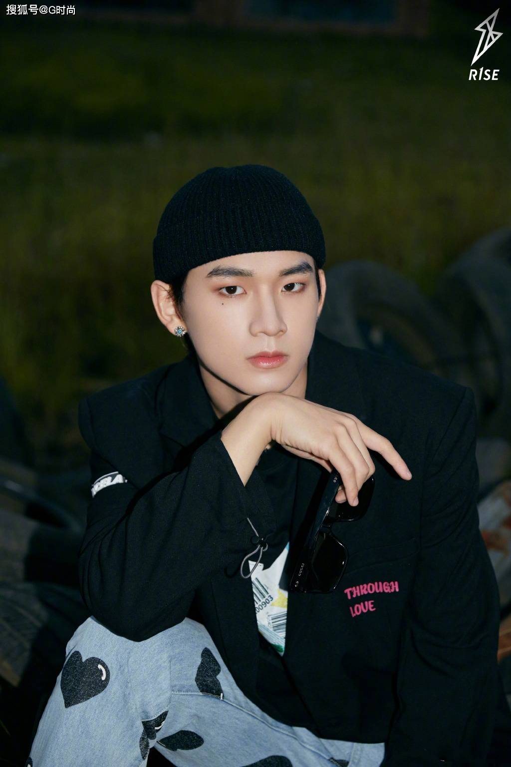 姚琛节目造型身穿黑色外套搭配心型印花长裤