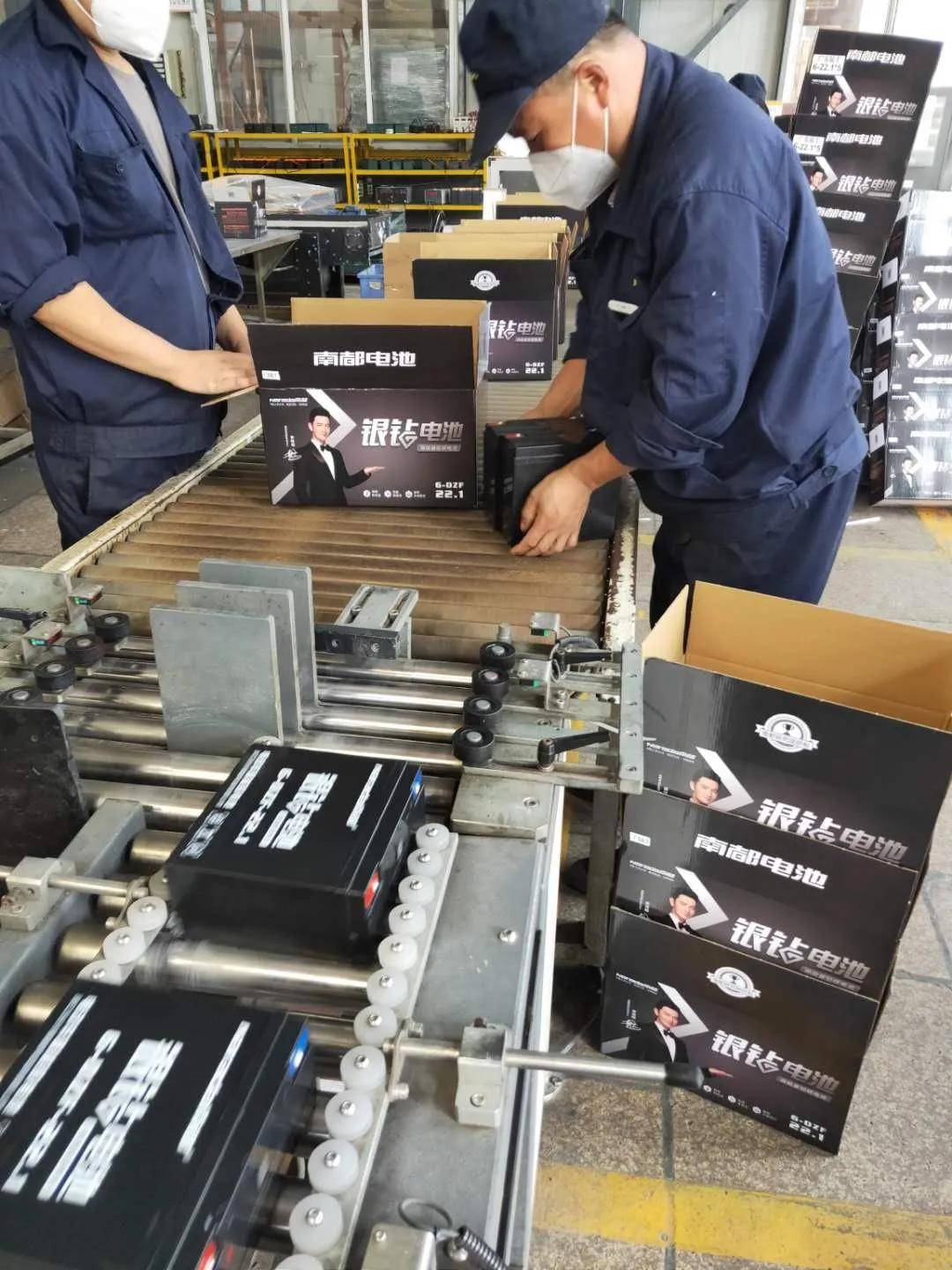 图|南都银钻电池装箱出库