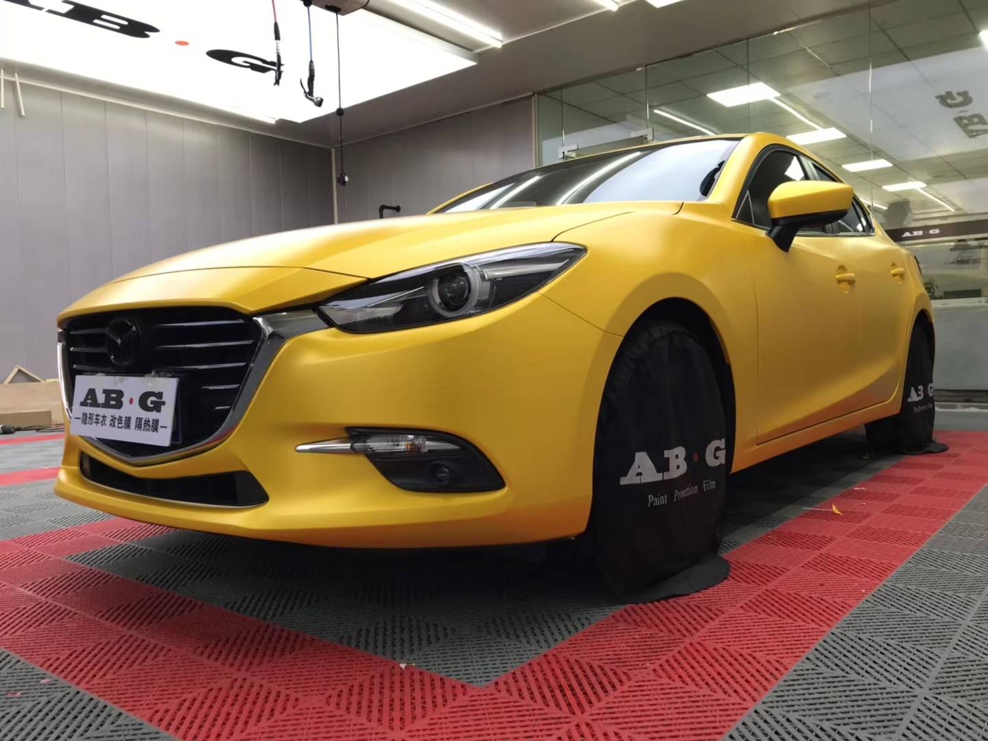 马自达到店施工电光热浪黄改色膜_手机搜狐网