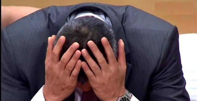 郭艾伦半场25分和8次助攻出色表现让天津男篮主教练无奈抱头