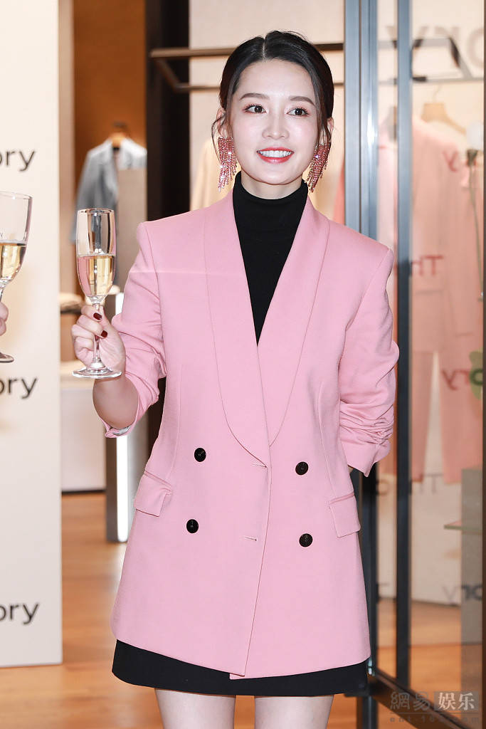 李沁穿粉西装又美又飒 大秀美腿不惧秋风凉