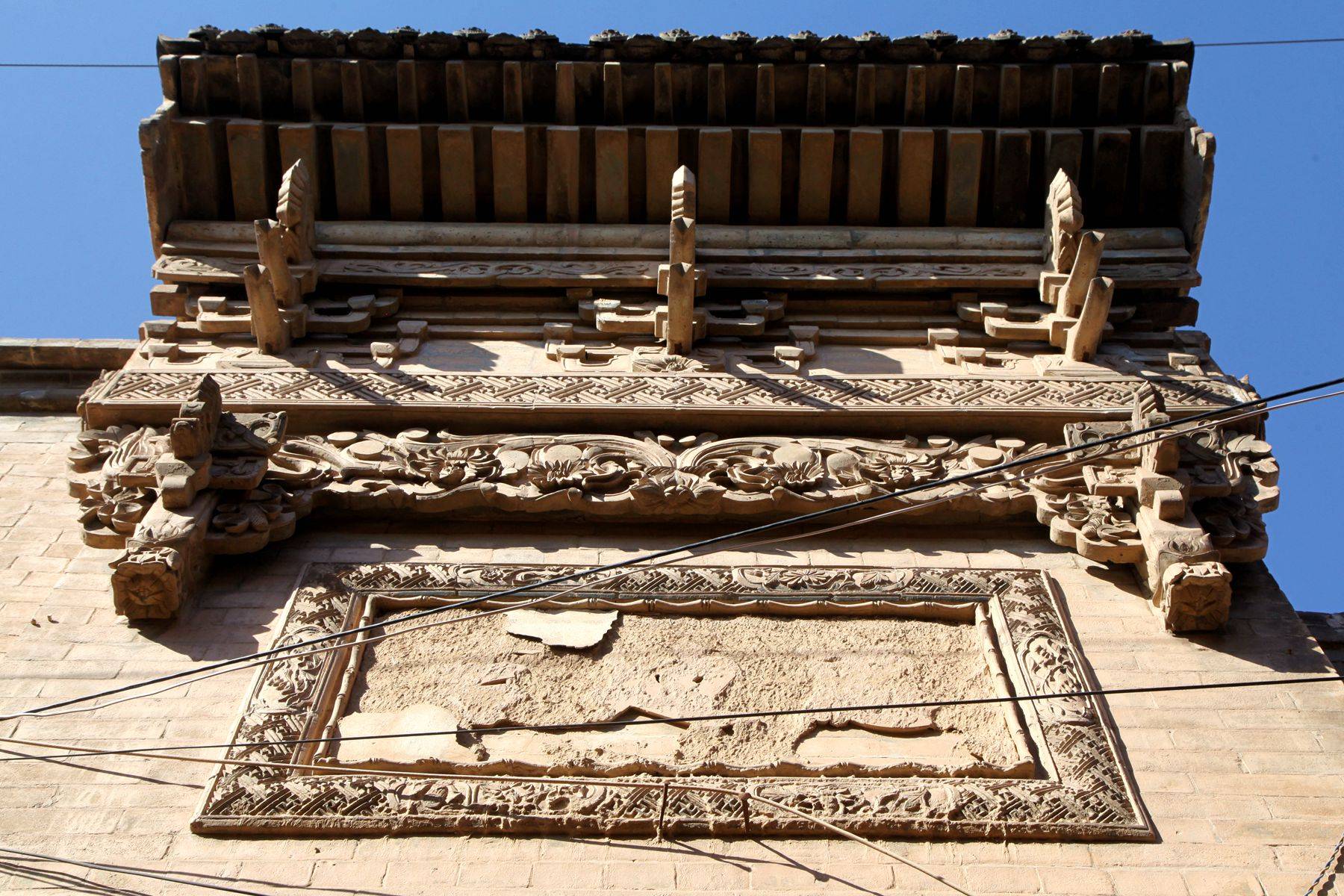 山西农村百年古门楼,砖雕图案有点怪10万不卖,大妈有话说