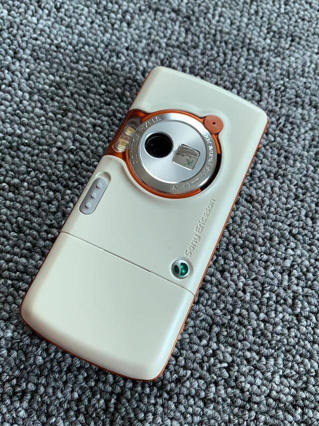 翻出十五年前的索爱w800手机橙色小摇杆手感带劲