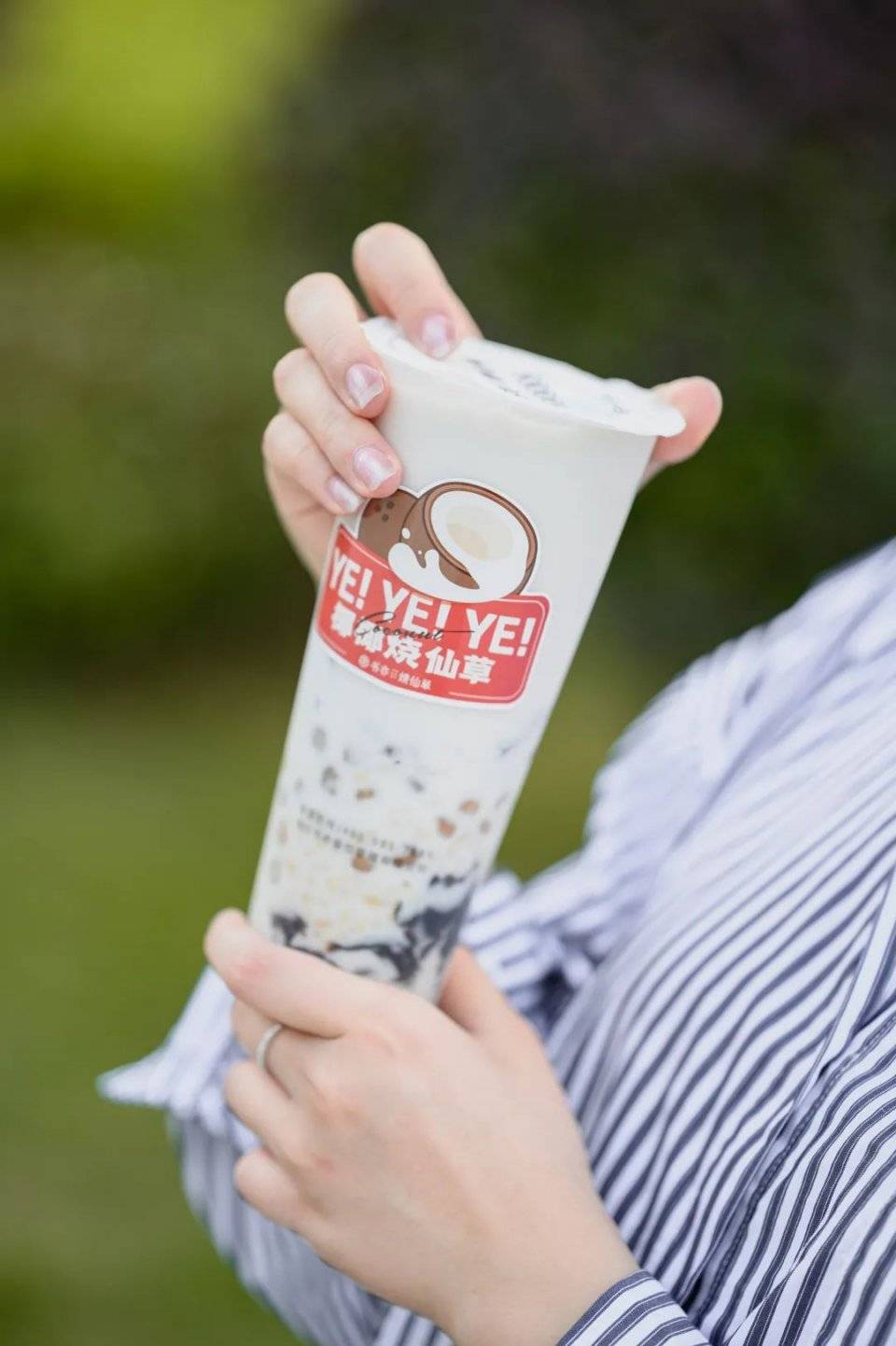 一杯椰椰烧仙草开启初冬第一杯奶茶!