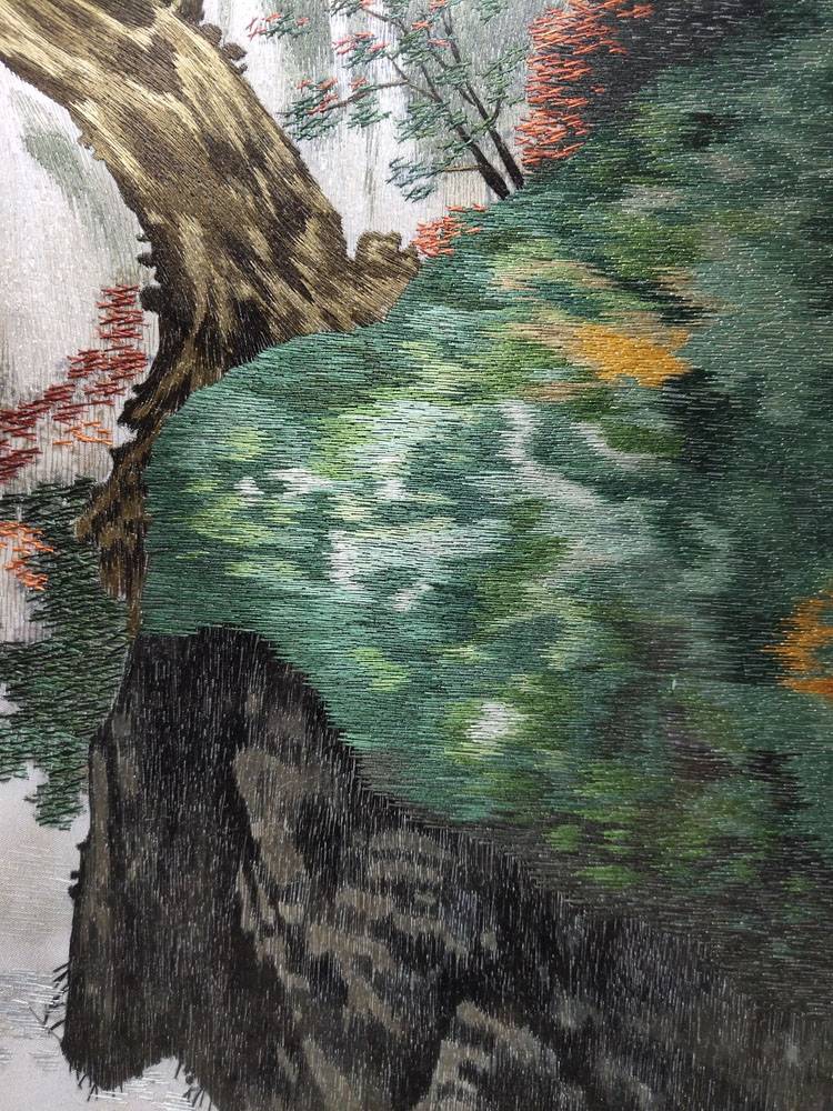 山水画瀑布流水山村品绣者手工刺绣酒店大堂湘绣