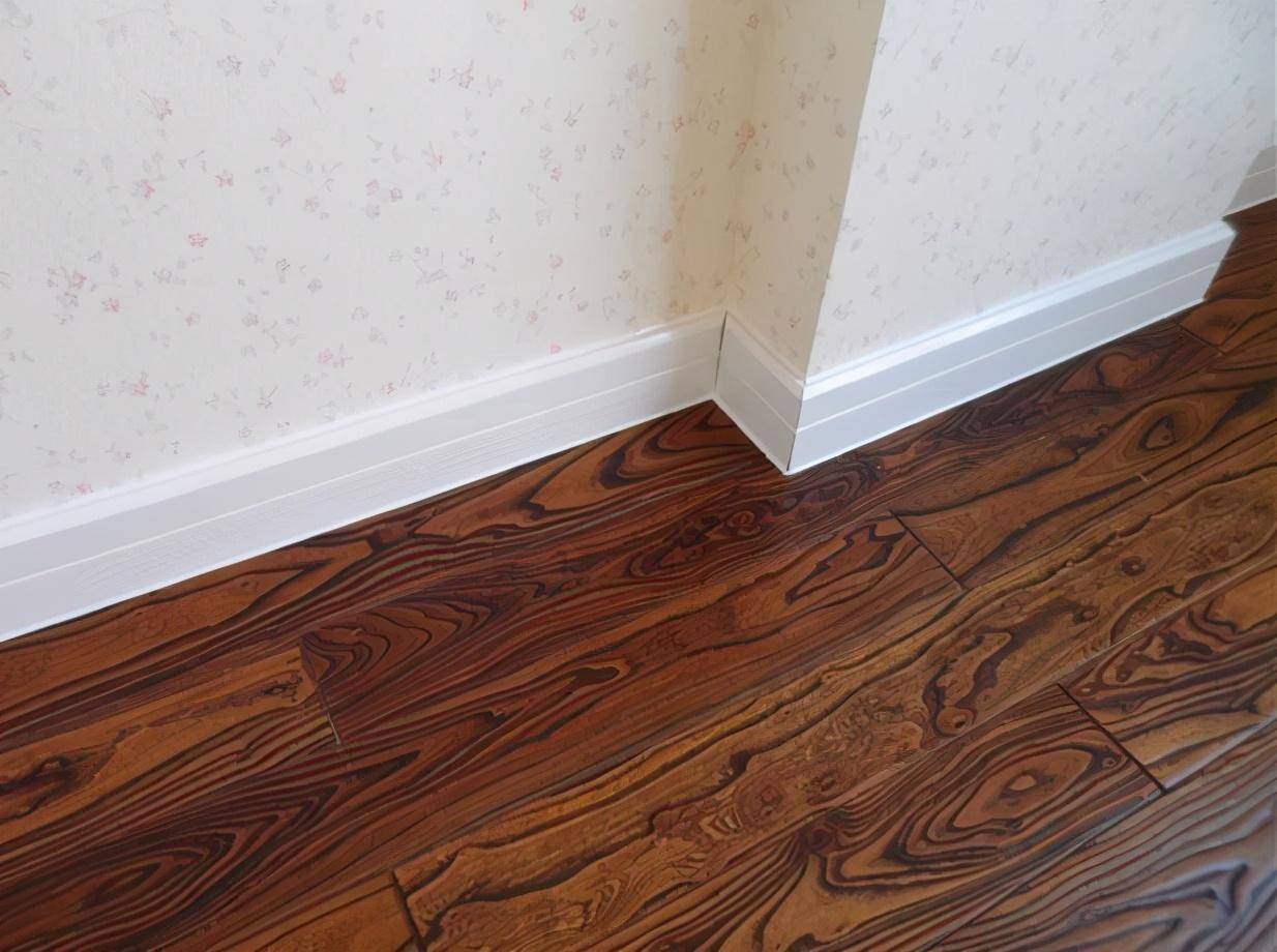 其实踢脚线除了传统的贴法,如今都潮流暗贴了,装完效果一点都没凸出来