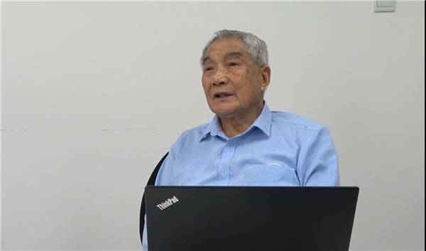 何克抗在"扎根实践的教育信息化理论创新"主题研讨会作报告(主办方供