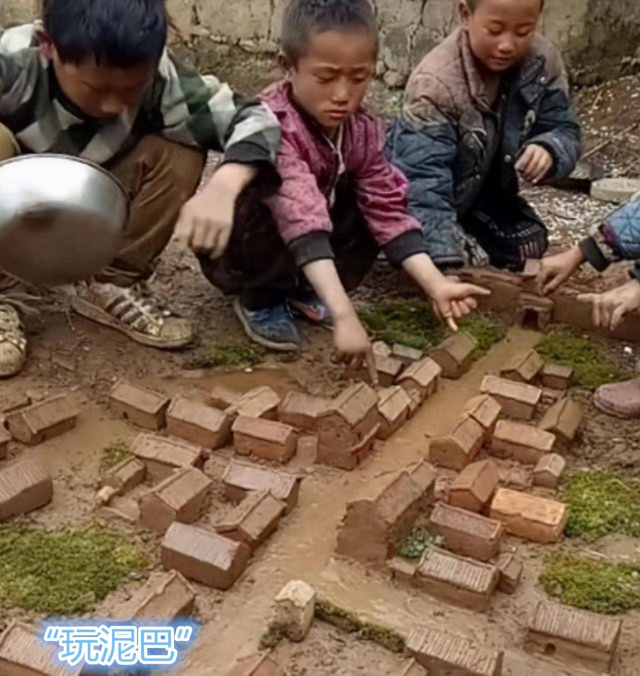 "玩泥巴"的新高度,男孩用泥巴建出村落,远处还有"山顶别墅"