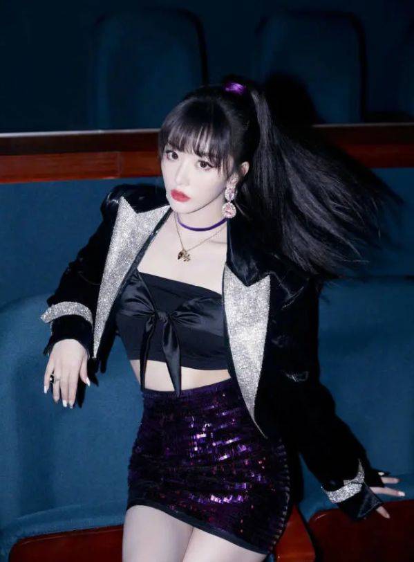 孔雪儿把丝巾当上衣穿看清上身效果后体重过百不要尝试