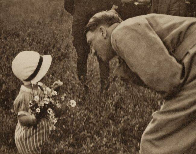 罕见老照片:希特勒与德意志儿童