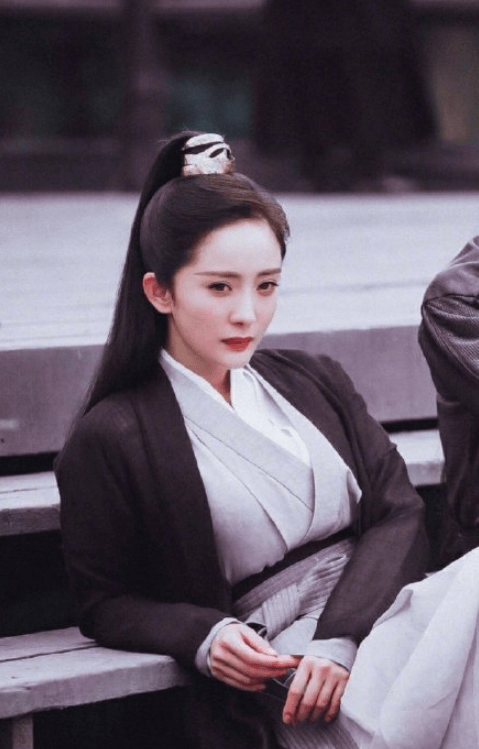 原创同是女扮男装,赵丽颖,热巴还好,看到杨幂:一眼万年