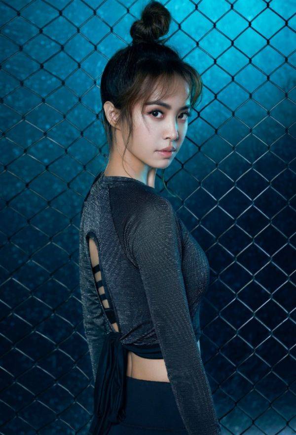 蔡依林长胖反而更撩人看她穿塑身裤下蹲时真不给女模留活路