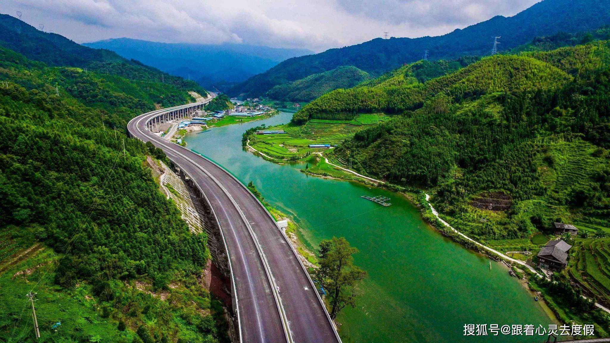 广西新建一条高速公路连接桂林柳州长113公里为双向4车道