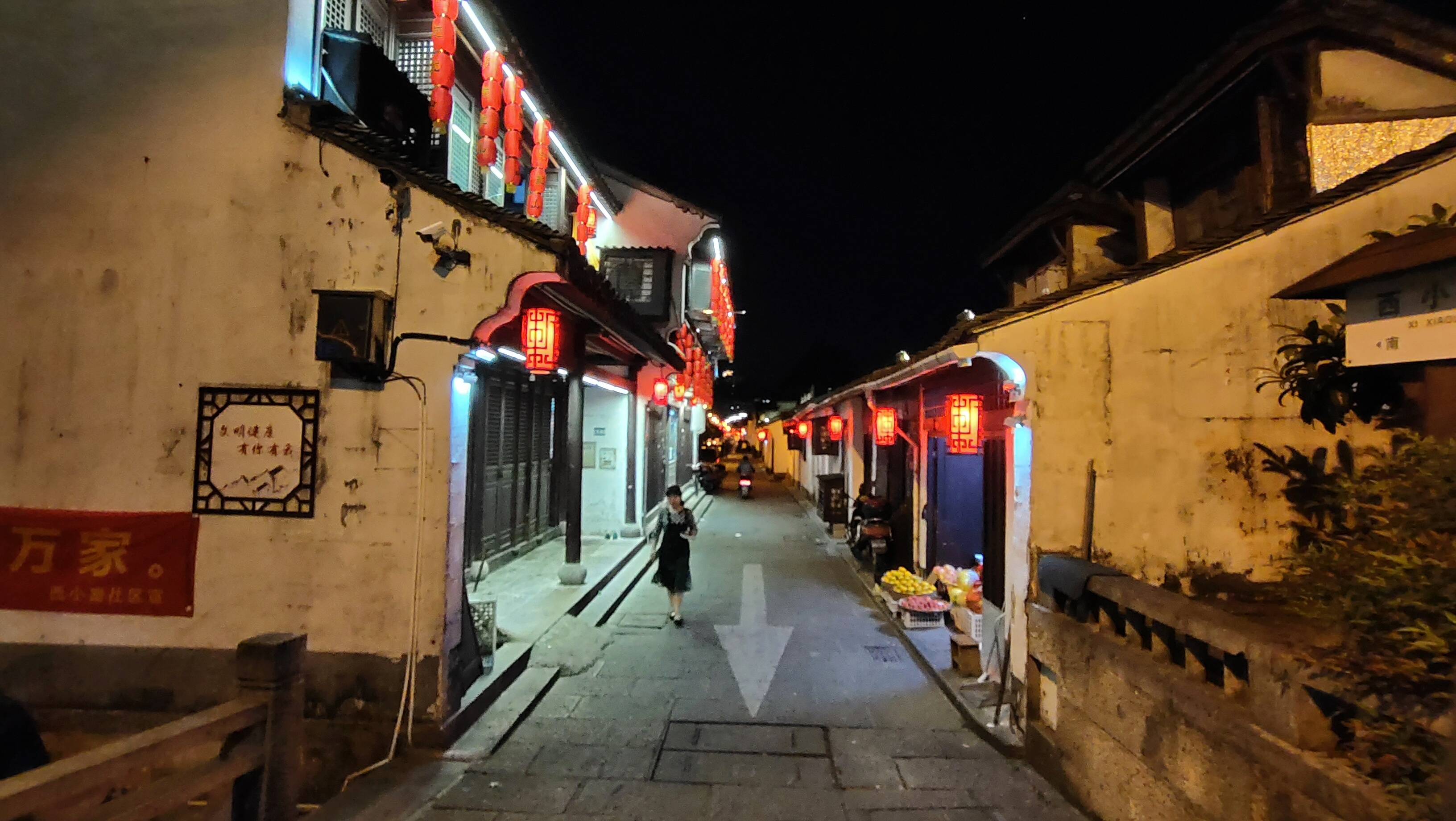 古城历史文化街区绍兴西小路夜景绝美路边乱停车太多