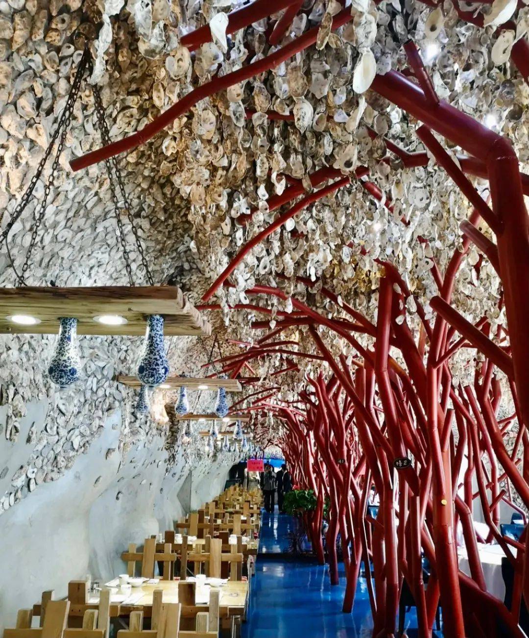 长春一家专门做生蚝的店竟然用10吨生蚝壳布置了个生蚝洞