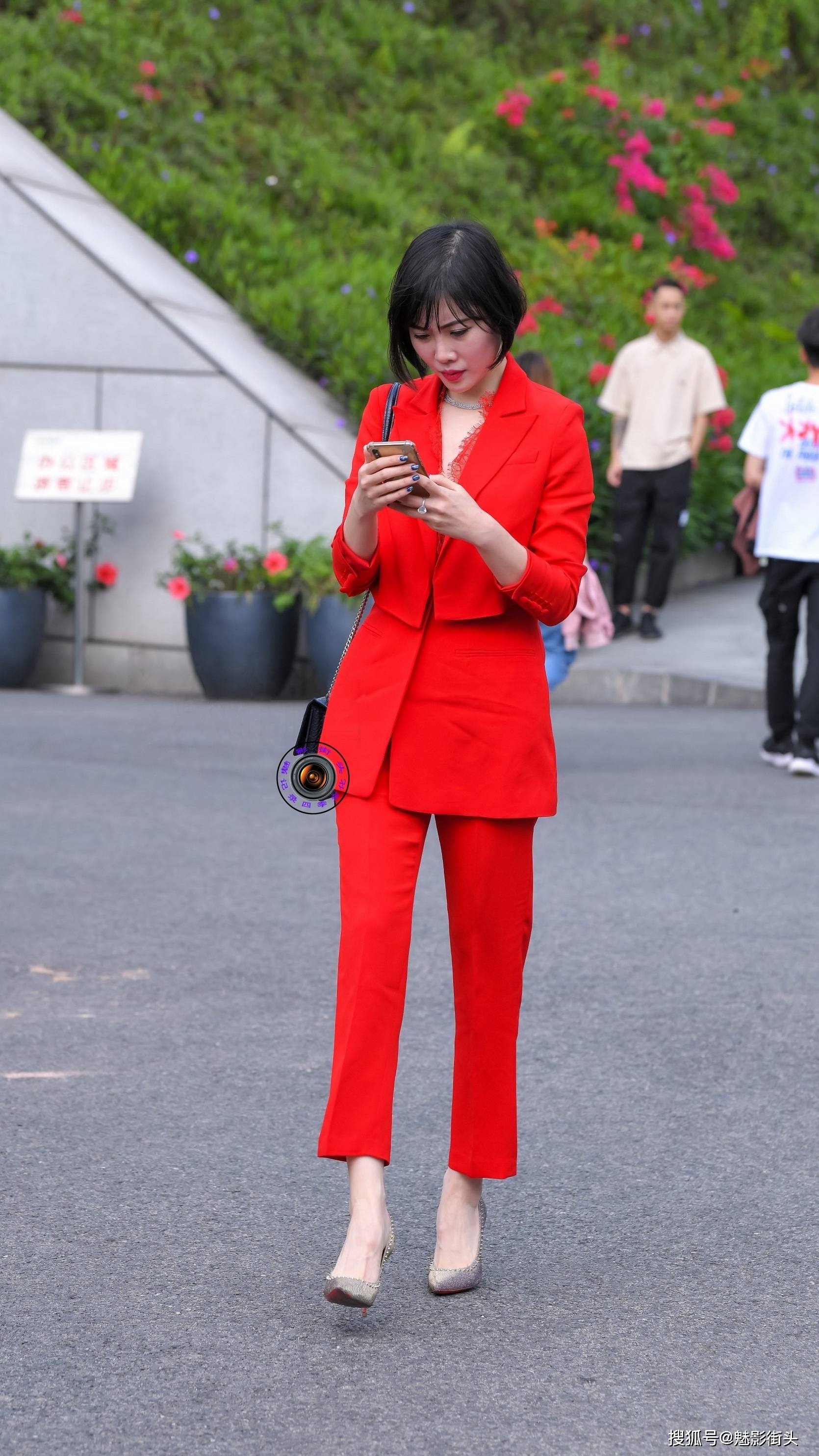 精致的短发美女红色西服套装搭配紫色尖头细跟鞋展现高贵气质