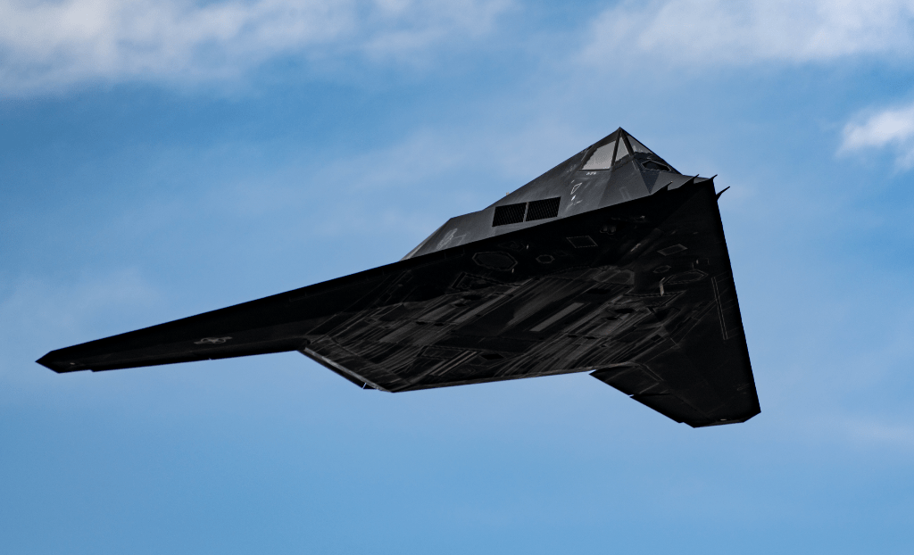 f117隐形战机复出?降落在阿汤哥拍壮志凌云的机场,任务特殊