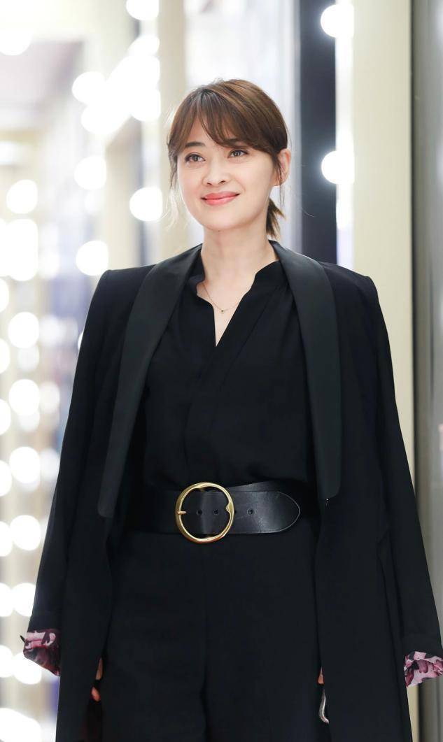 45岁梅婷真会玩穿白色衬衫裙配渔网衫这时尚确实看不懂