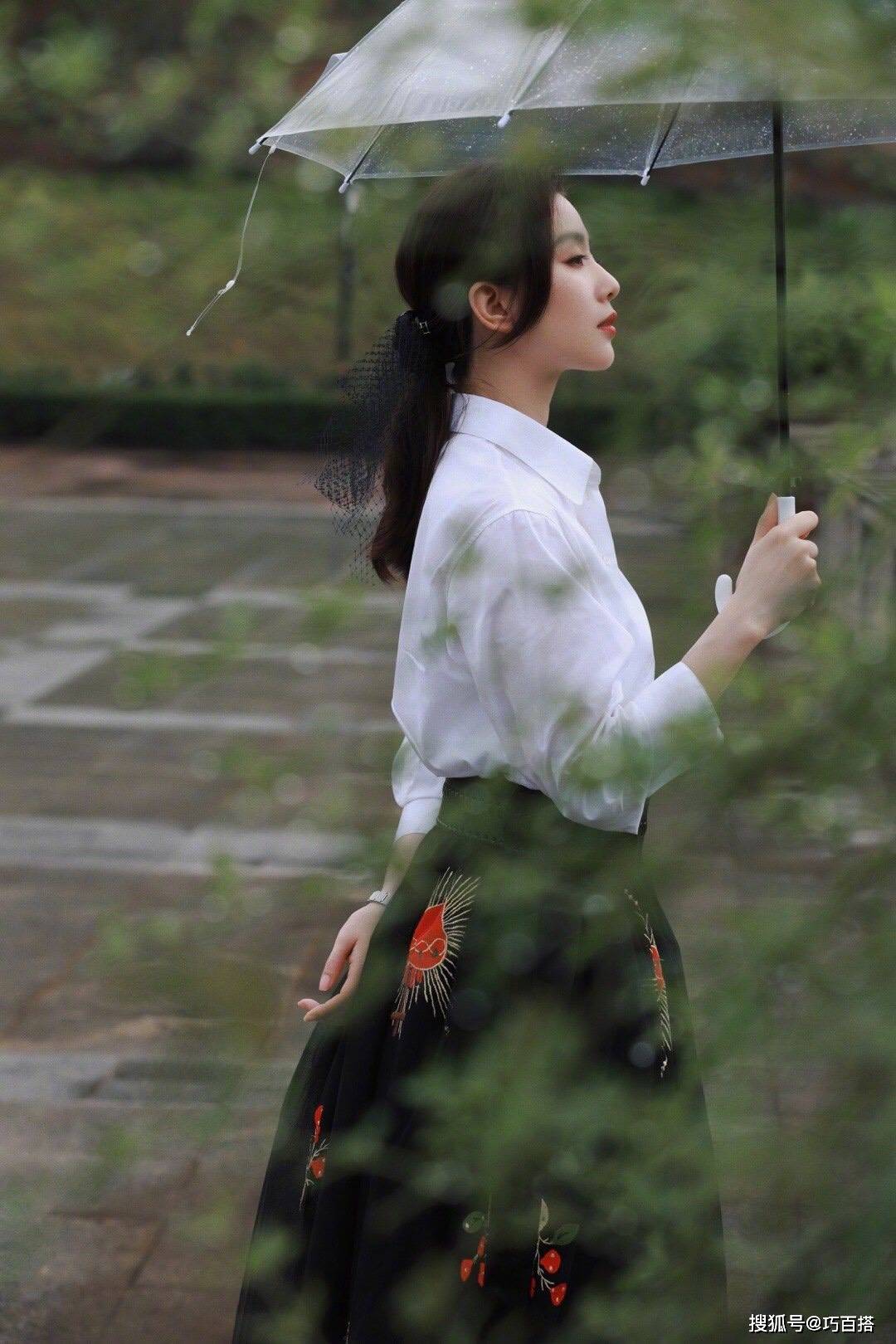 刘诗诗秋日大片,皮马甲配白衬衫,上演"淡如菊"的典雅气质