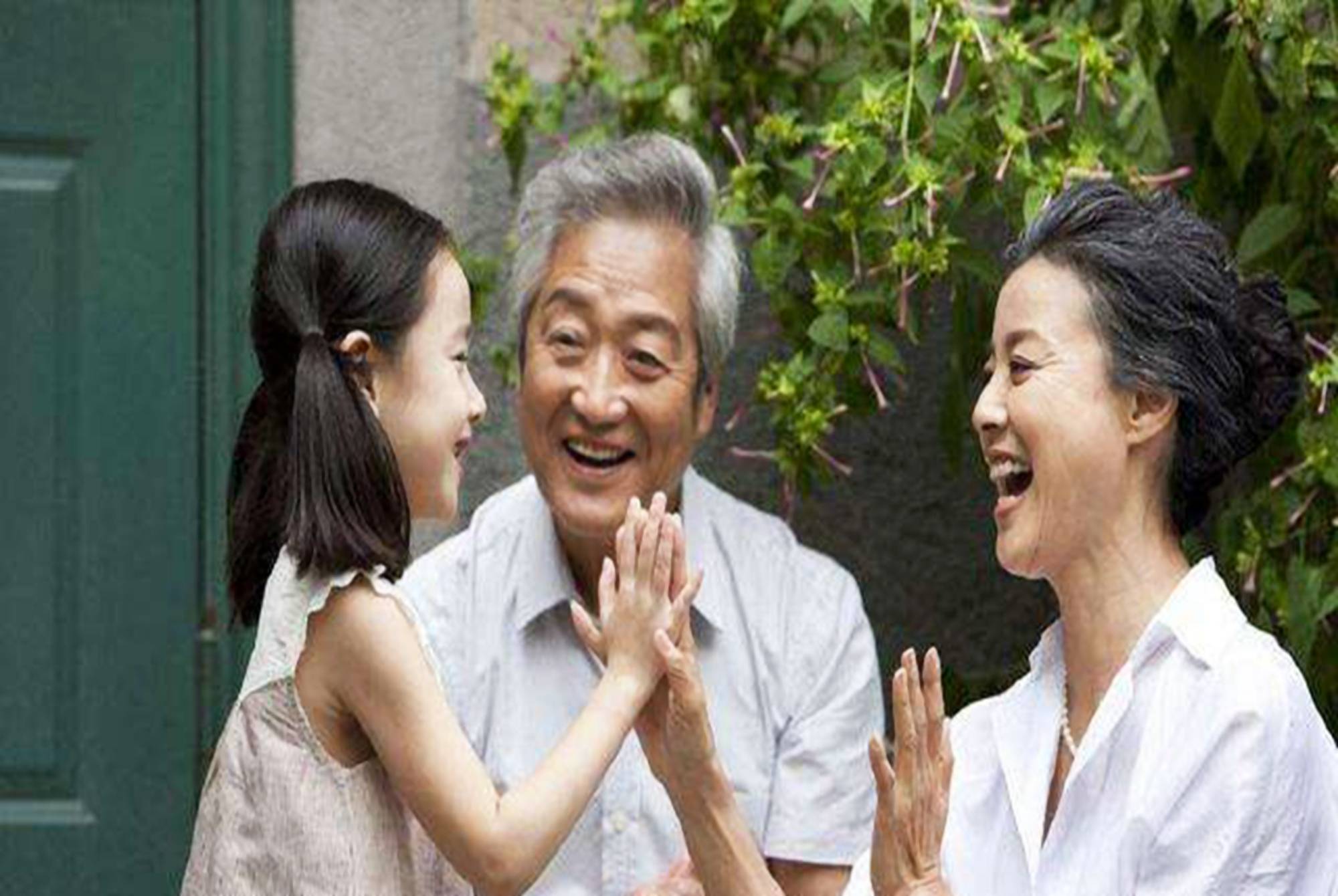 原创幼儿园放学旁人感叹双胞胎真可爱爸爸尴尬地笑是叔侄俩