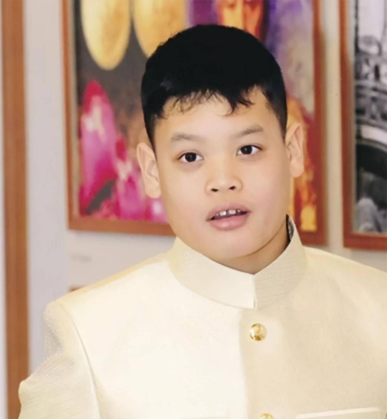 泰王15岁儿子蜕变了穿黄金礼服出巡看绿衣美人献花笑呵呵