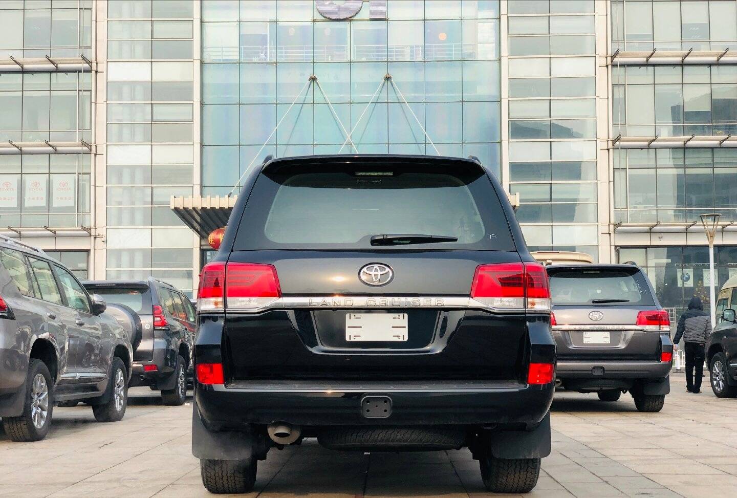 最便宜八缸丰田陆巡提车落地66万尺寸不输x5空气悬挂最给力