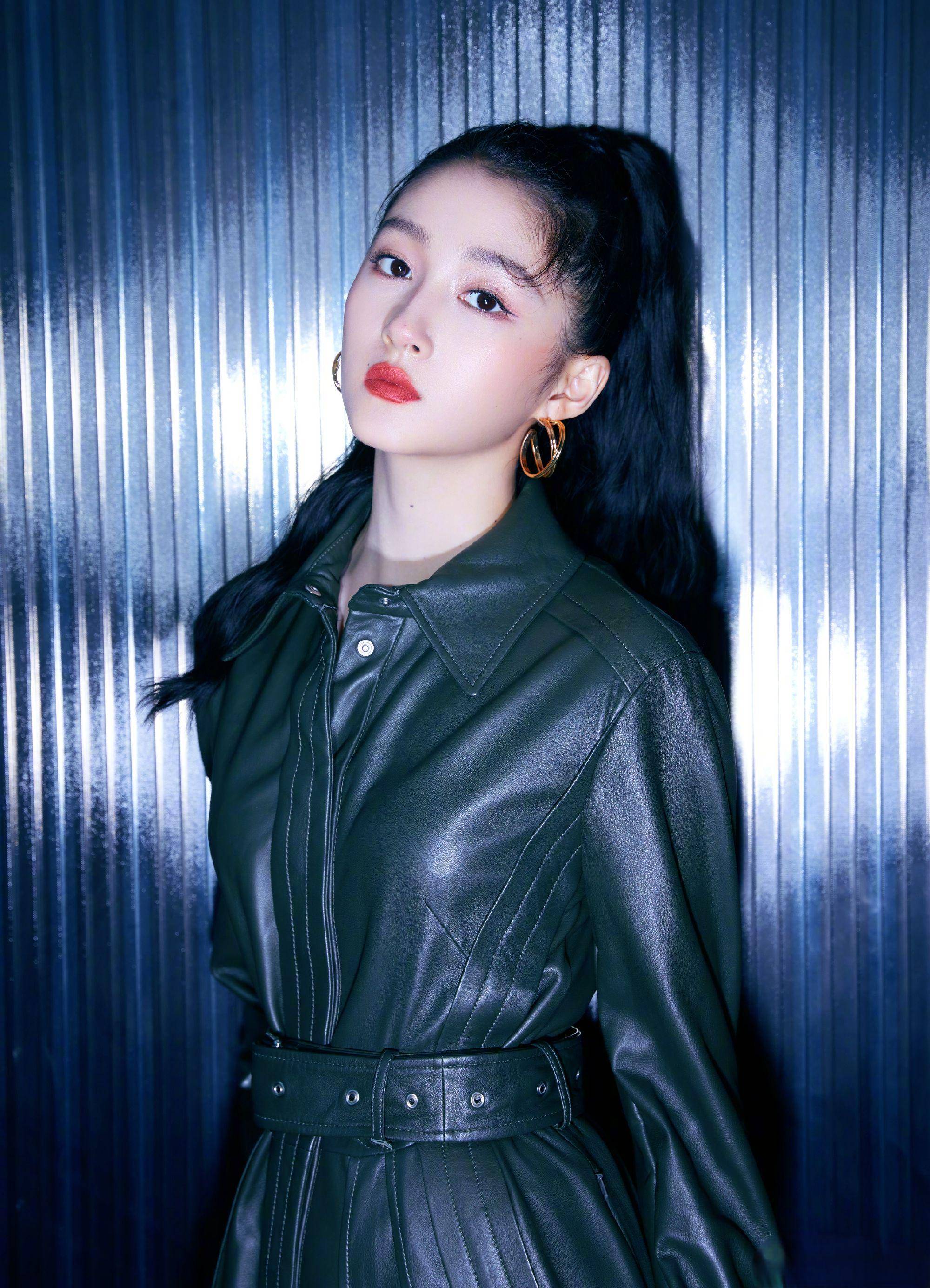 国民闺女关晓彤身穿藕荷色薄纱配红色刺绣气质夺目照人