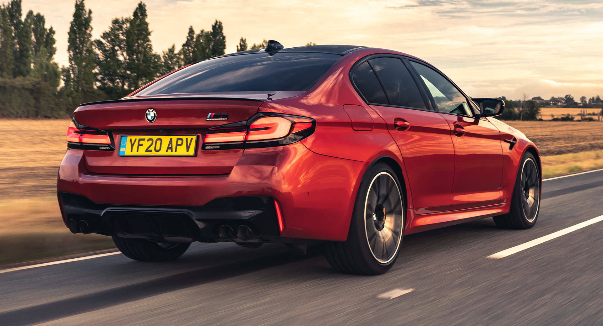 2021款宝马m5,搭载4.4t v8引擎,零百加速3.4秒,售价143.