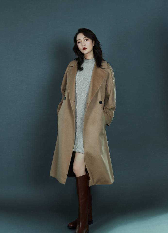 王鸥气场真足灰色针织套装穿出大牌风采搭配扎发时尚又高级