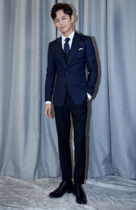 何炅46岁依旧青春穿西装上台主持不输当代小鲜肉