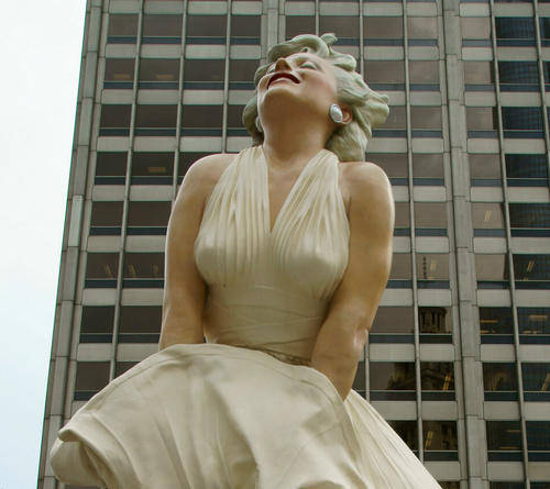 耗资500万的雕像,因游客"不雅行为"被迫拆除_玛丽莲梦露