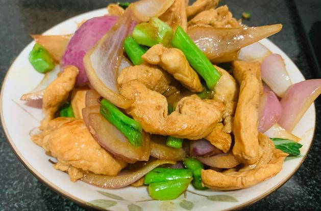 秋高气爽的日子,多吃清淡食物,这道洋葱炒鸡胸肉就不错