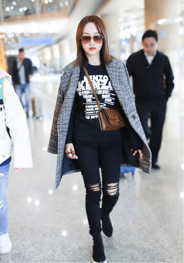 杨蓉长了一副少女身材,穿牛仔短裙配长袜,藏不住的减龄学生感