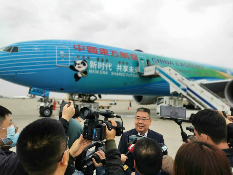 最後,東航進博號全體機組與部分旅客在熱烈慶祝東方航空進博號