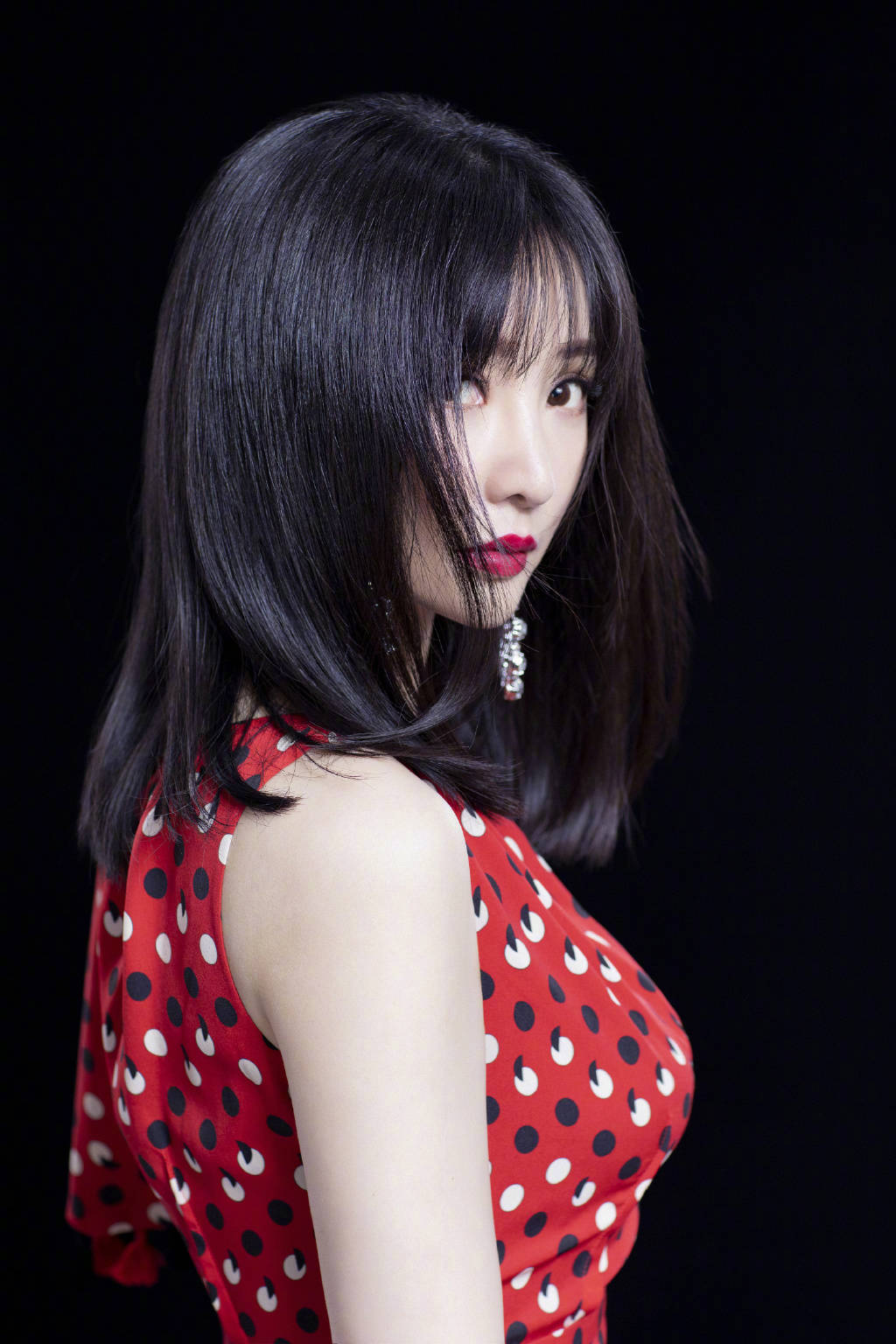 不愧是柳岩,穿蓝色喇叭袖西装凹凸有致,配珍珠耳环更显圆润贵气