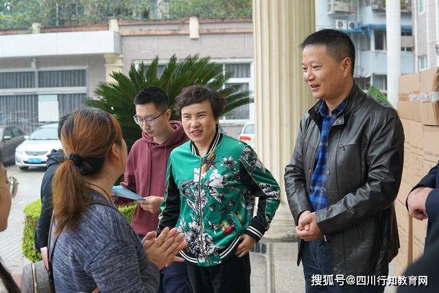 杨文学局长代表大邑县教育局向两家企业表示感谢,表示在疫情防控的