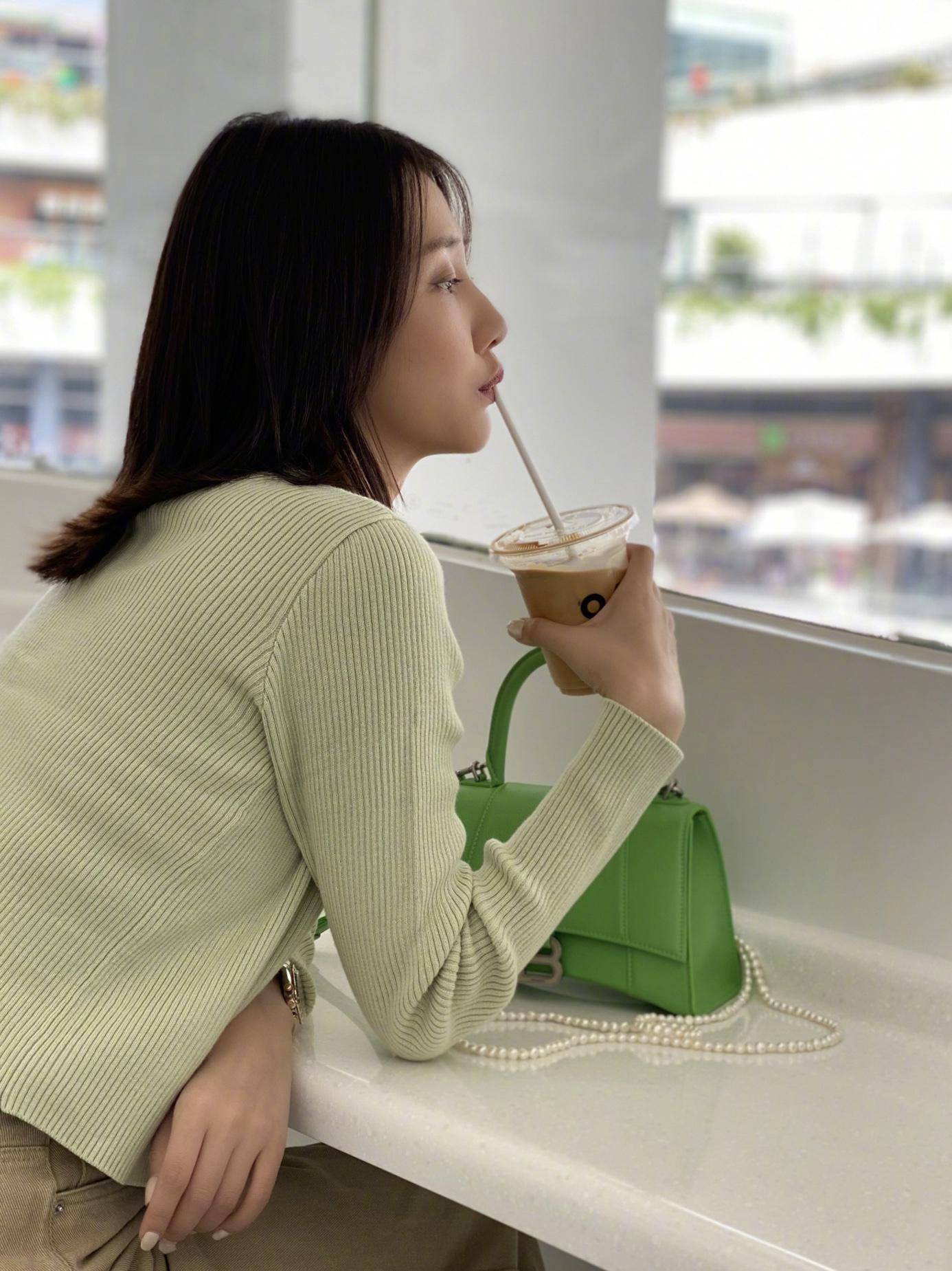 弦子发微博晒新造型.淡绿色针织衫配深绿包包,秋日色彩好搭配