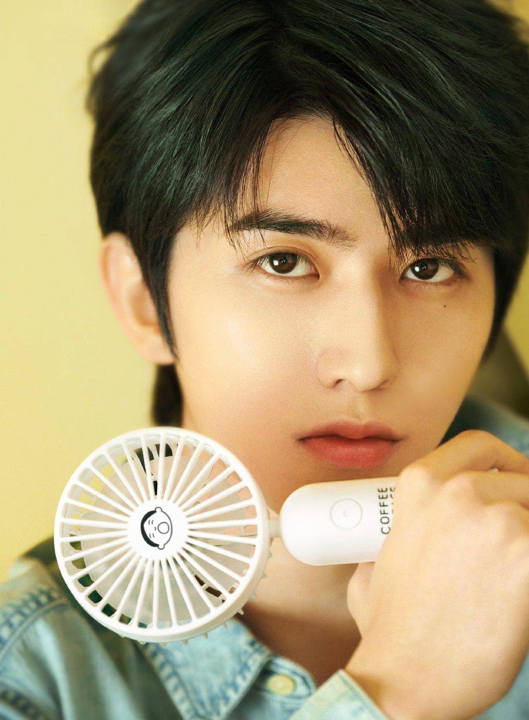 蔡徐坤张钧甯八年后再次同框,女神一点没变,蔡徐坤秀腹肌.