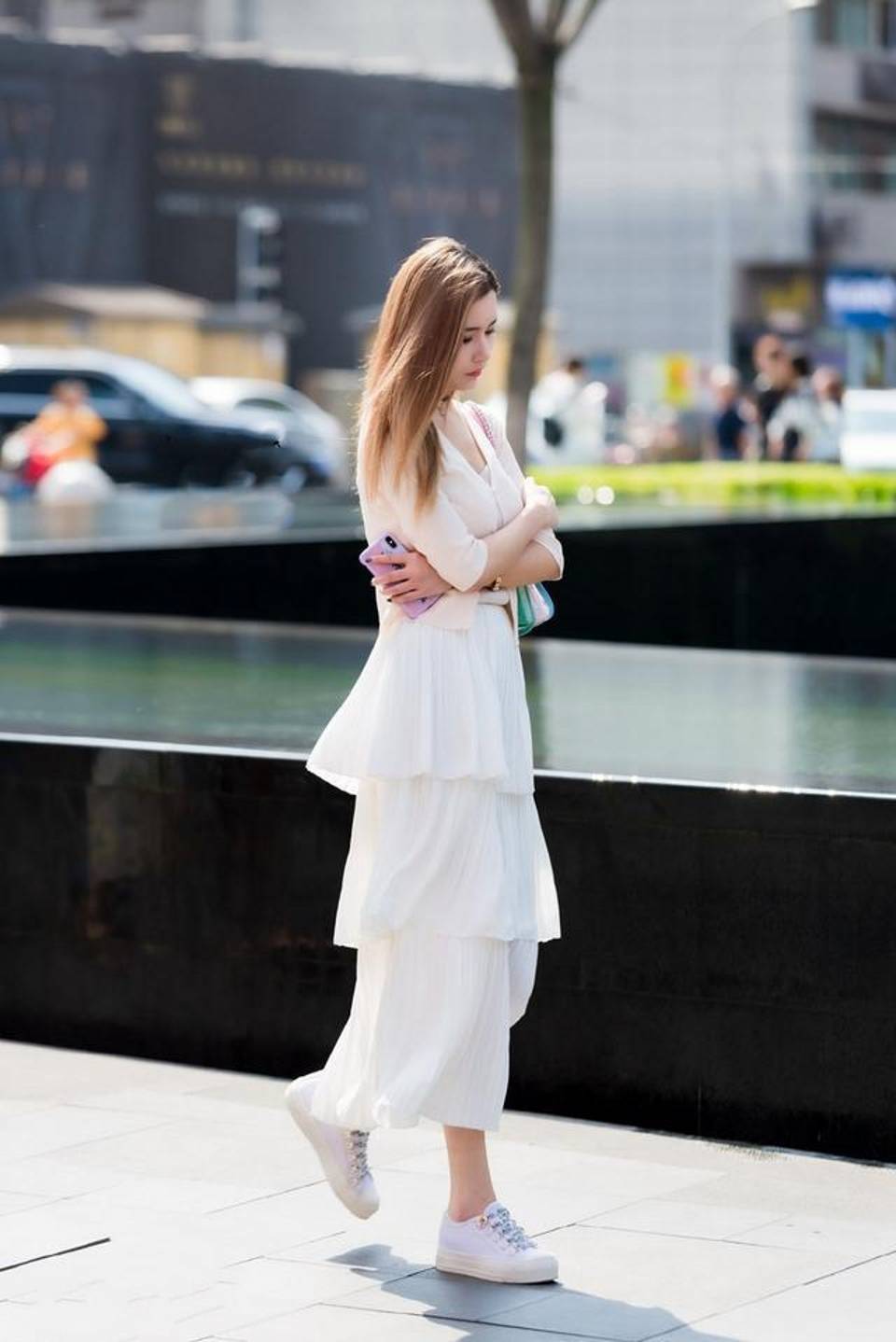 路人街拍,小白裙在日常穿搭中十分常见,干净整洁很迷人