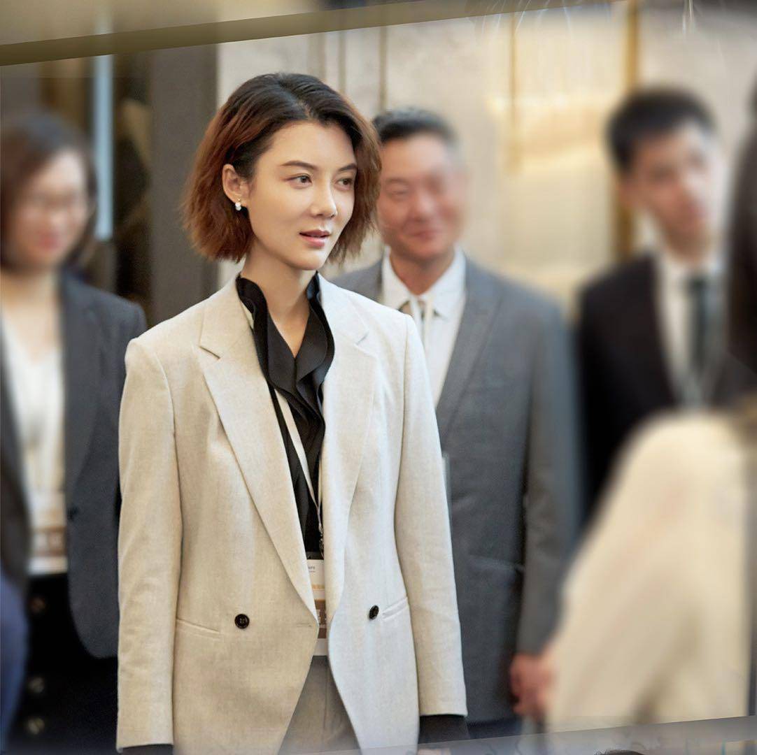 曾嫁山西首富的她,凭《亲爱的自己》圈粉无数,秀秋季气质穿搭