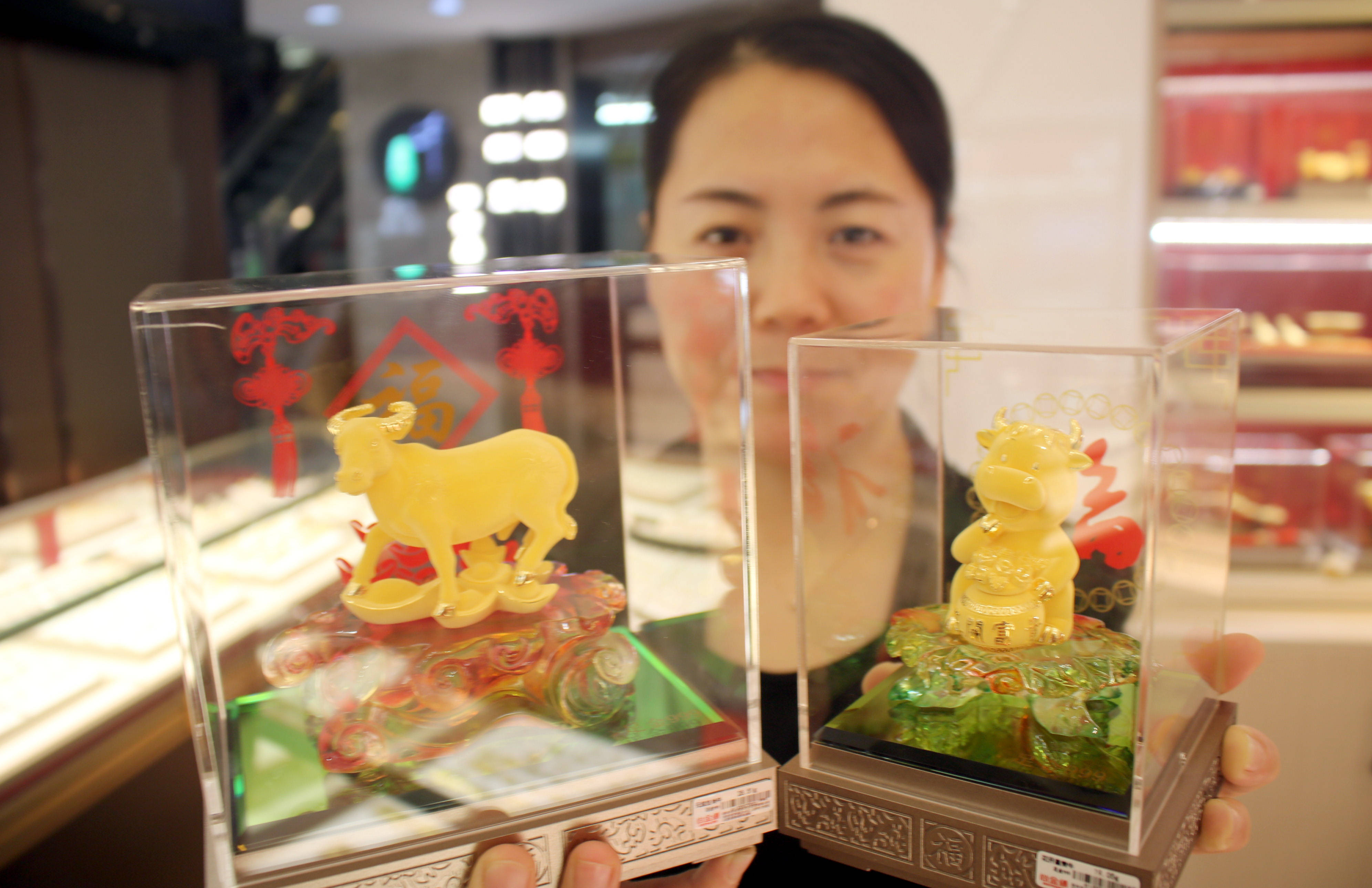 苏州观前街龙凤金店"金牛"上市迎牛年